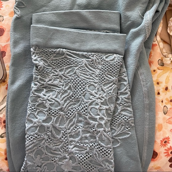 Fabletics | Seamless Capri PowerHold Leggings | Size Medium - Picture 3 of 5